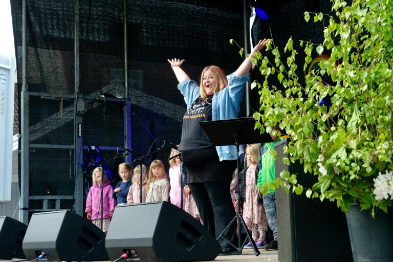 Se Elinor och förskolebarnen inleda Älmhults stadsfestival