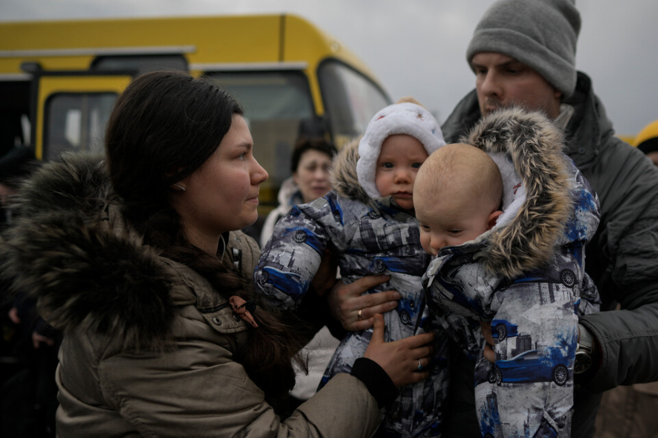 En familj med två små barn i Kievområdet, några av de runt 35|000 som evakuerades i onsdags.