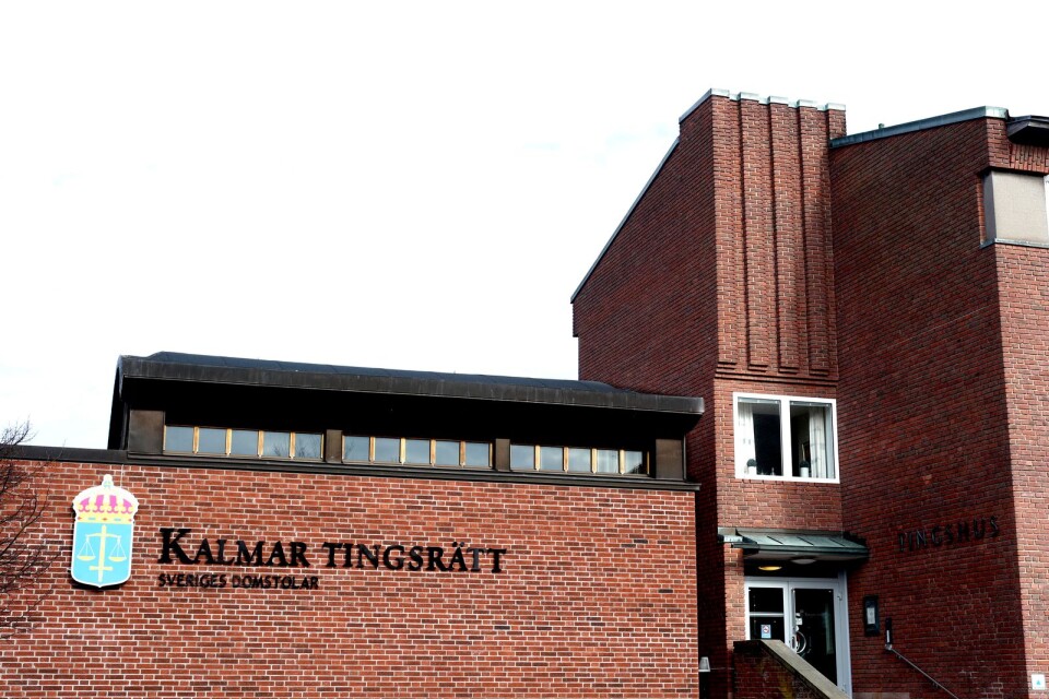 Kalmar Tingsrätt beslutade under fredagen att häkta 36-åringen. Han är på sannolika skäl misstänkt för narkotikainnehav.