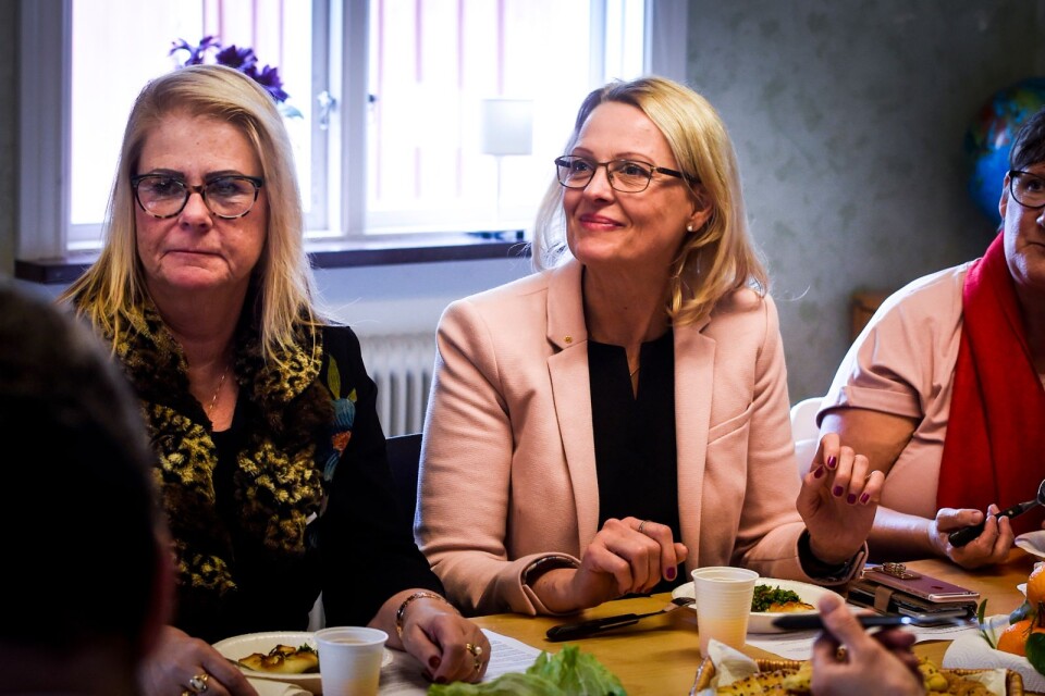 Heléne Fritzon (S) in the middle. To the left is Katarina Honoré (from the LO district and the Arbetarekommunen) and Helen Persson (Municipal and Vice Chairman of the Arbetarekommunen), here at Urbana local community centre.