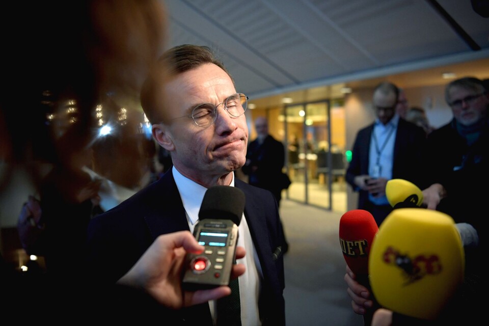 Moderaternas partiledare Ulf Kristersson intervjuas på väg in till partiledardebatten i riksdagen.