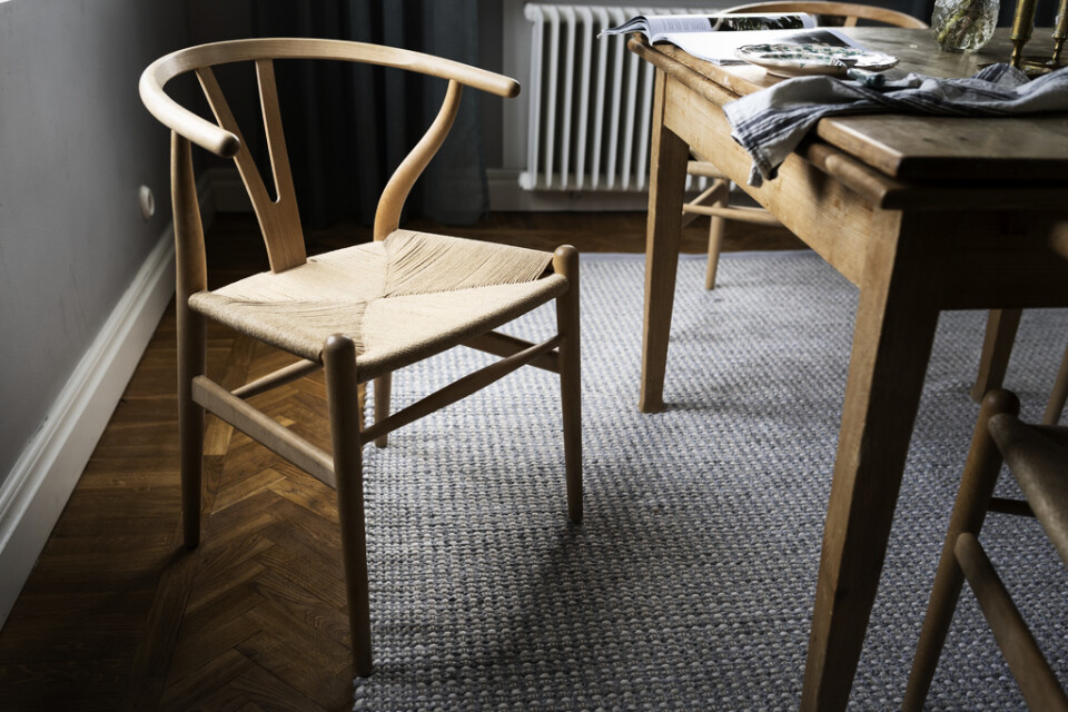 Y-stolen ritades år 1949 av den danske designern Hans J Wegner och tillverkas fortfarande.