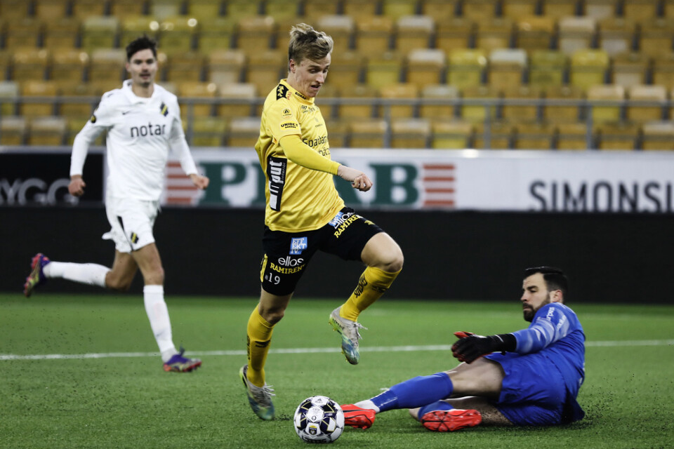 Elfsborg dominerade första halvlek och tog ledningen med 2–0. Här är Jeppe Okkels på väg förbi AIK:s målvakt Budimir Janosevic. Men AIK kvitterade till 2–2, efter mål och assist av Mikael Lustig (i bakgrunden).