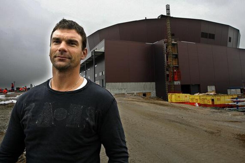 NYSATSNING. Nyförvärvet Jonas Höglund framför den nya arenan som kommer att tas i bruk i november. Kan allt nytt i Malmö den här säsongen ta laget till elitserien?