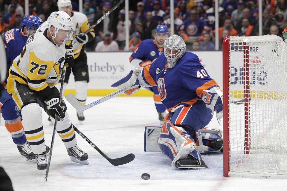 Pittsburghs Patric Hörnqvist försöker göra mål på New York Islanders Robin Lehner.