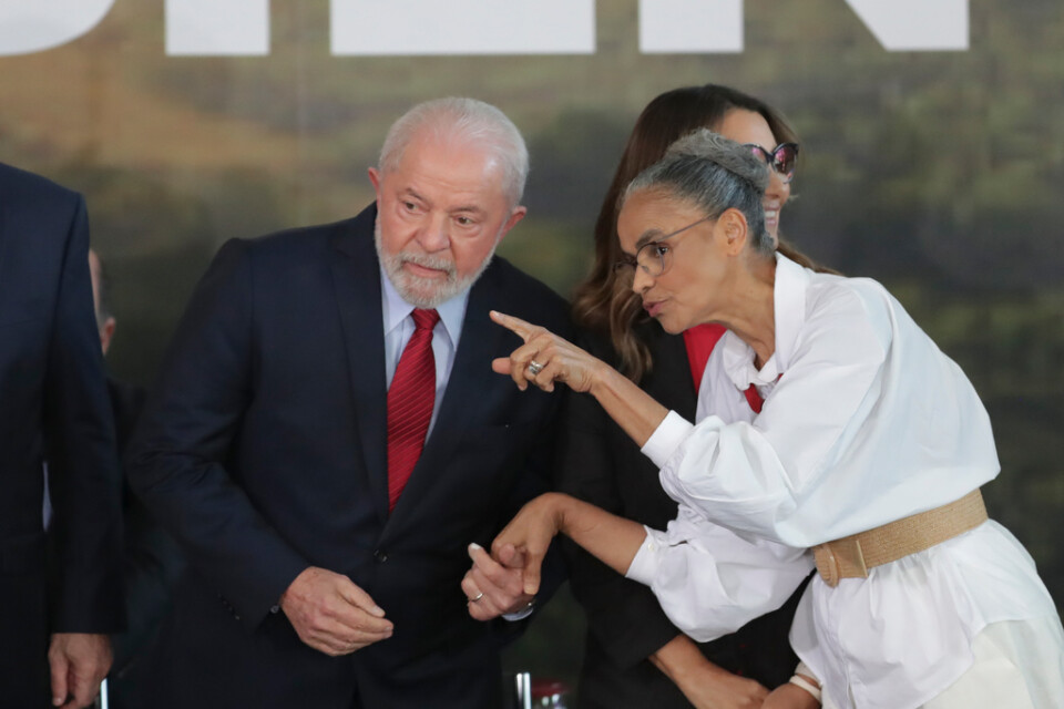 Brasiliens president Lula da Silva lyssnar till sin miljöminister Marina Silva under ett evenemang i Brasília i juni då nya åtgärder mot avskogning presenterades.