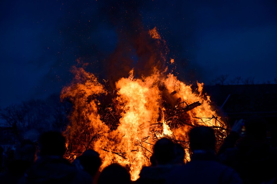 Valborg firas med att tända bål med eld, för att fira att våren är här.