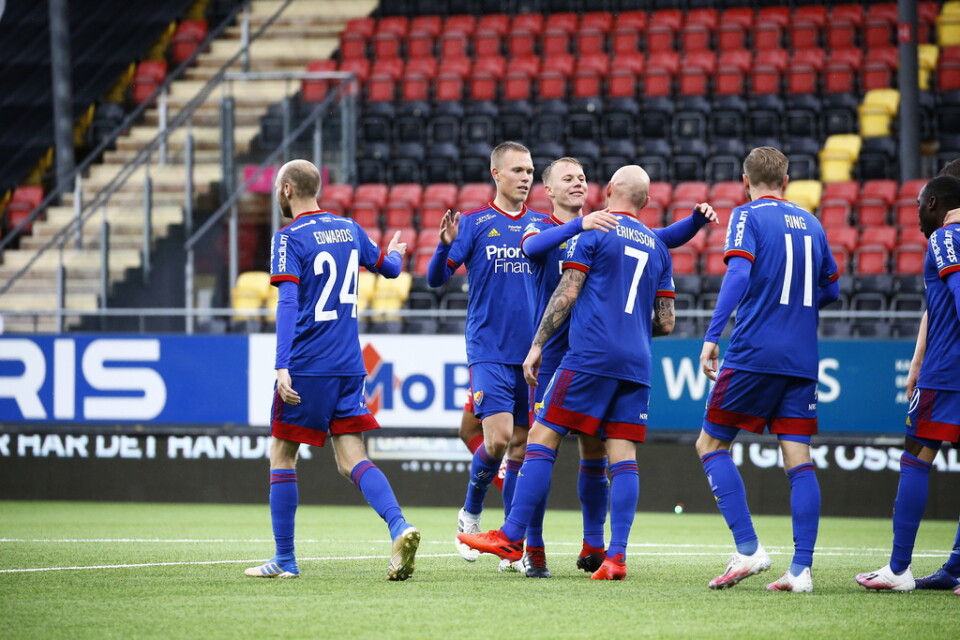 Djurgårdens Magnus Eriksson (7) klappas om efter sitt 1–0-mål mot Östersund.