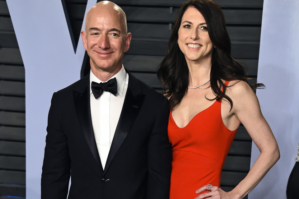 Amazongrundaren Jeff Bezos och MacKenzie Bezos skilde sig nyligen. Nu lovar hon bort hälften av sina pengar. Arkivbild