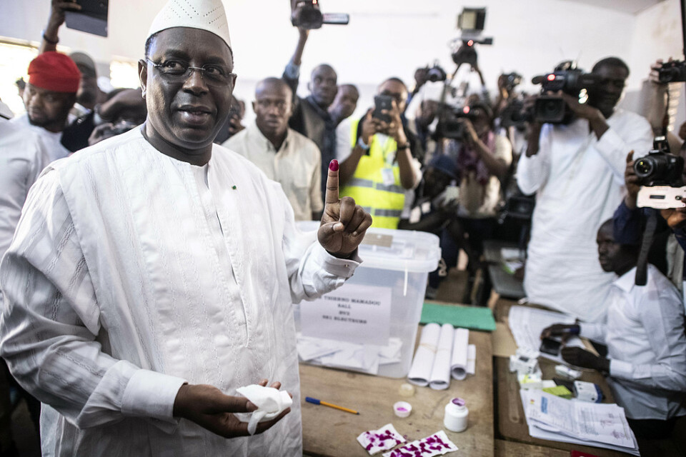 Senegals president Macky Sall röstar i valet som gav honom en ny period som president i landet.
