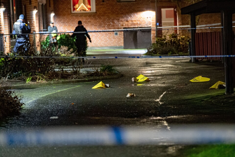 The police have cordoned off an inner courtyard at Gamlegården. Finds made at the site have been marked out with yellow cones.