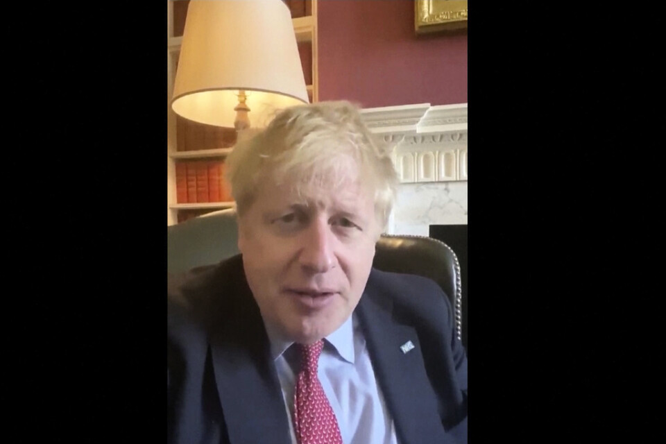 Storbritanniens Boris Johnson lovar mer coronatester. Johnson, som själv har testat positivt för viruset och som befinner sig i karantän, gav löftet via en videolänk.