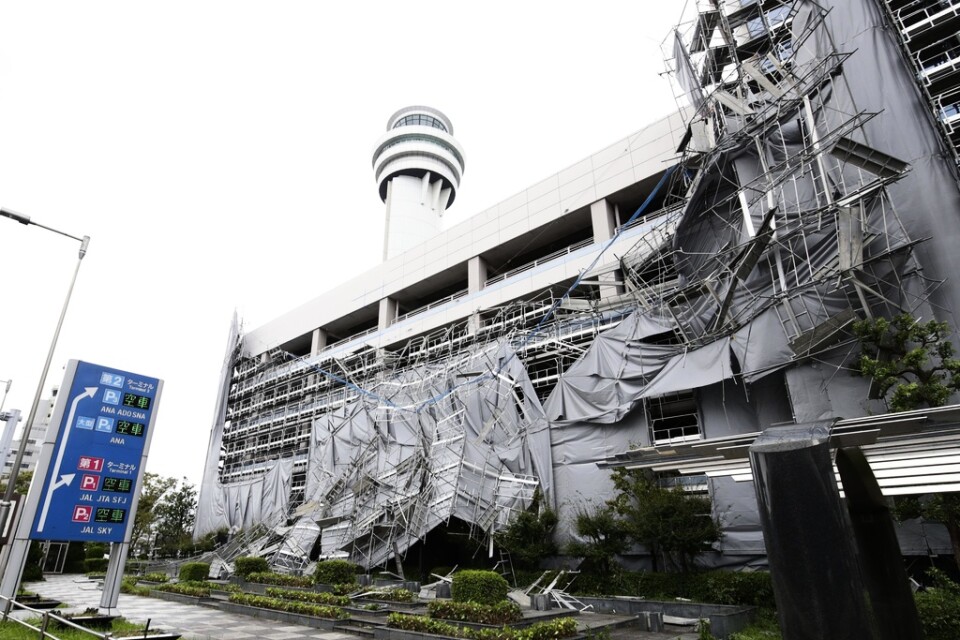Ställningar vid Hanedaflygplatsen i Tokyo har skadats av den tropiska cyklonen Faxai.