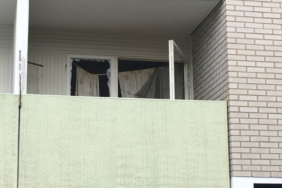 Ett fönster syns krossat vid balkongen.