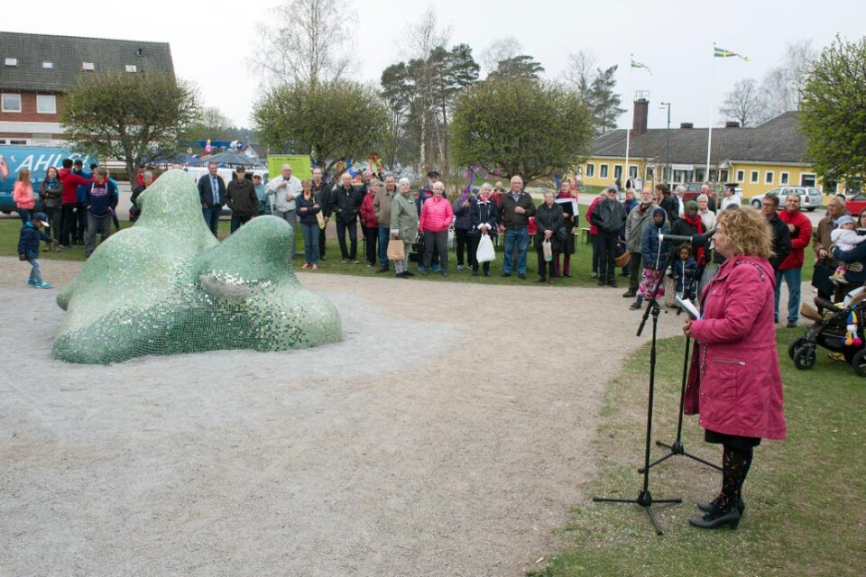 Kultur- och fritidsnämndens ordförande Eva Johansson invigde den första statyn i kommunen utanför tätorten Växjö.