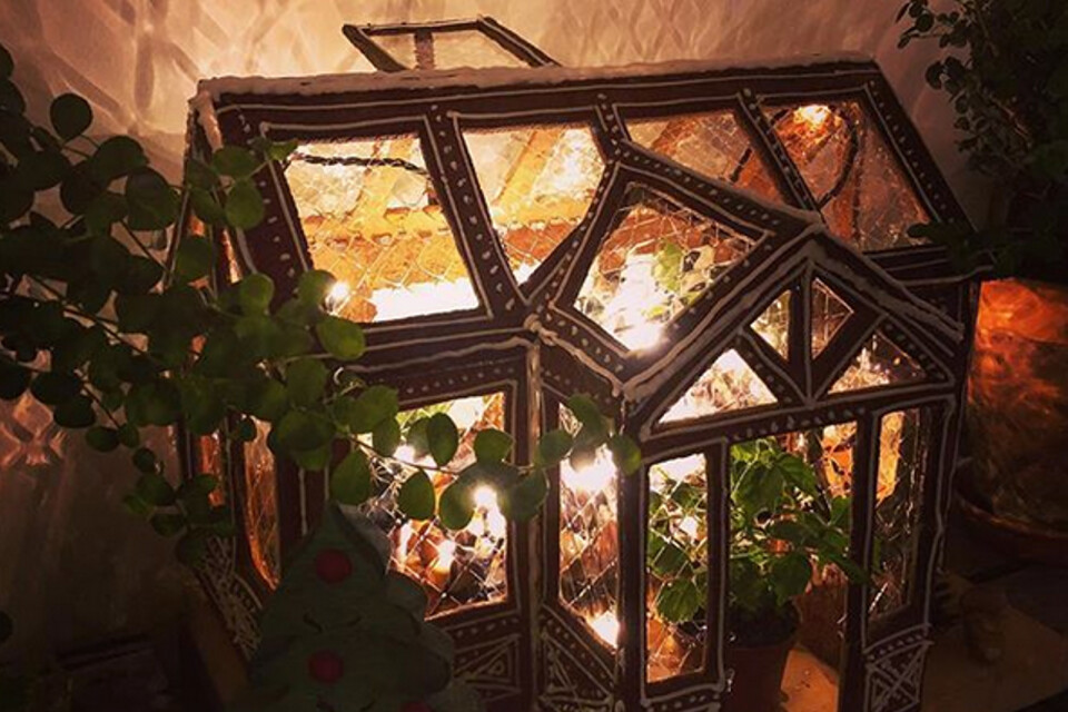 Anki Gavelli har skickat in familjens vackra pepparkaksbygge som i år blev ett växthus.