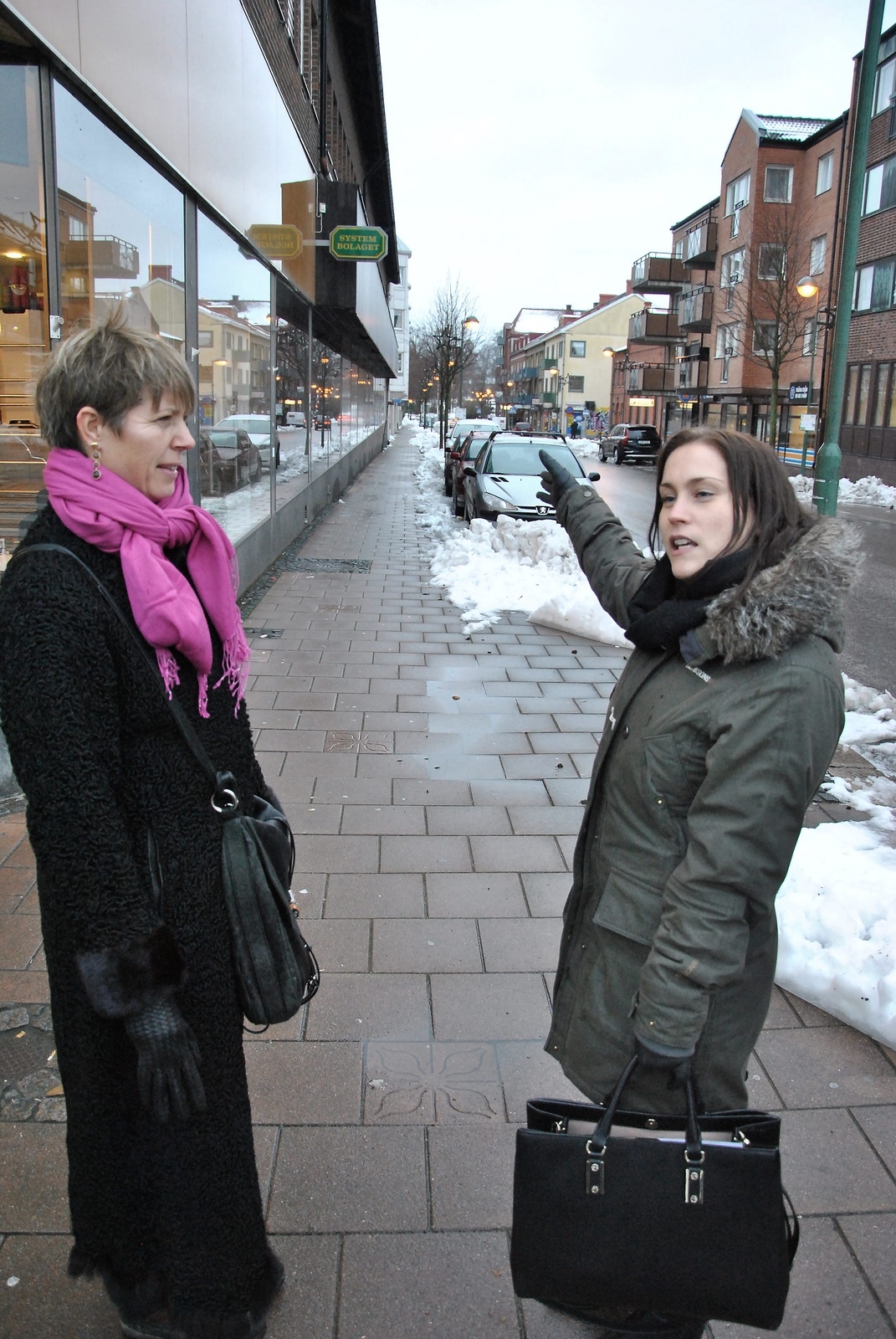 Tråkigt med en lång gata utan några skyltfönster eller inbjudande affärer. Dåligt utnyttjat, menar Kathrine Heiberg och Sandra Holm.