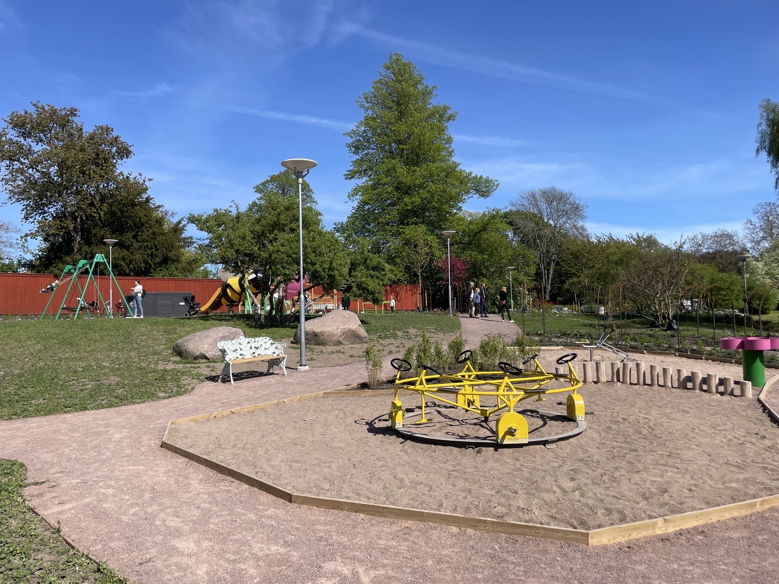 Den nya lekplatsen i Kalmar Rosenträdgård intill Krusenstiernska gården.