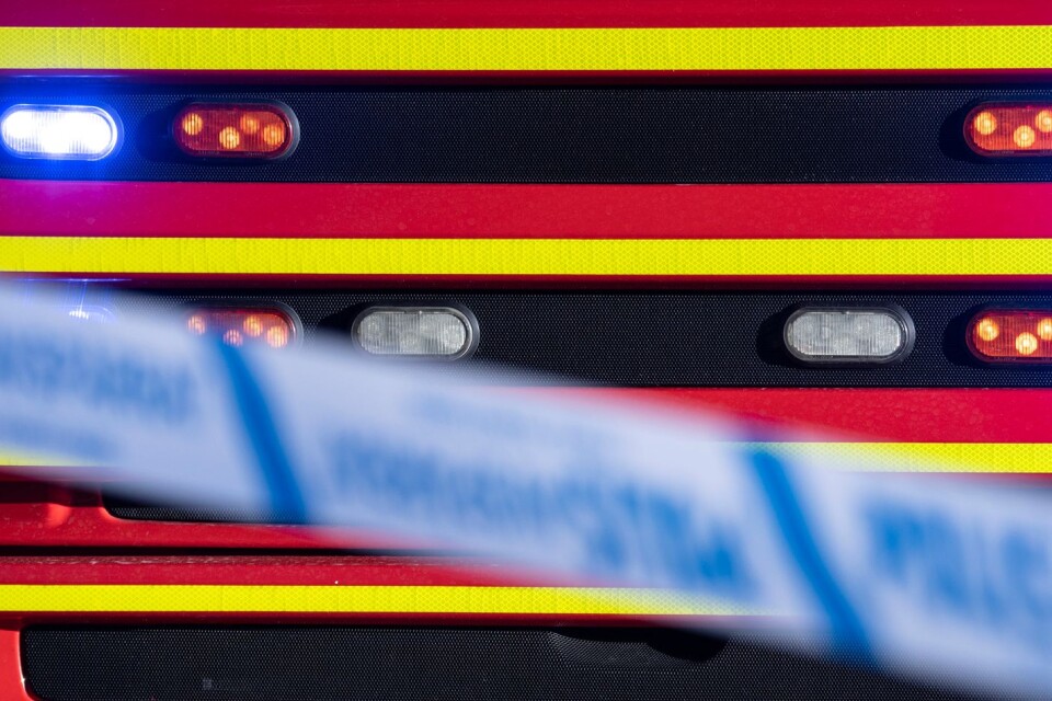 Tågtrafiken genom Hässleholm har stoppats på grund av en kraftig brand i en industribyggnad intill järnvägen.