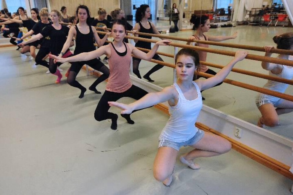 Workshop. På måndagen kom det nio tjejer till workshopen i balett. En del har dansat balett tidigare, en del är nybörjare. Foto: Bosse Nilsson