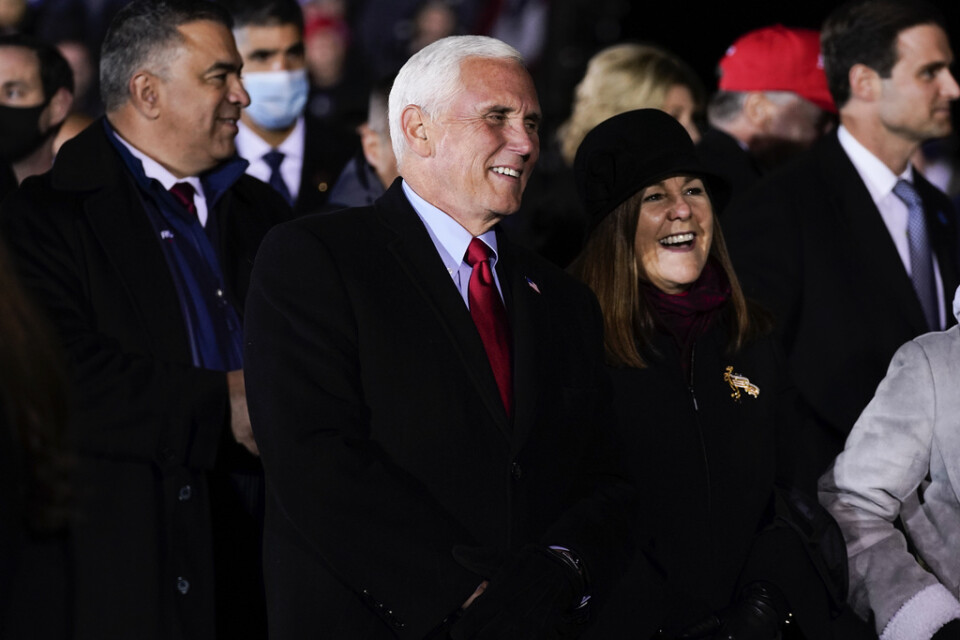Vicepresident Mike Pence och hustrun Karen lyssnar på president Donald Trump vid ett kampanjmöte i Michigan på valdagen i november.