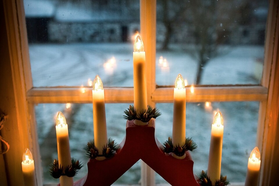 A classic candleholder gives light in the darkness.