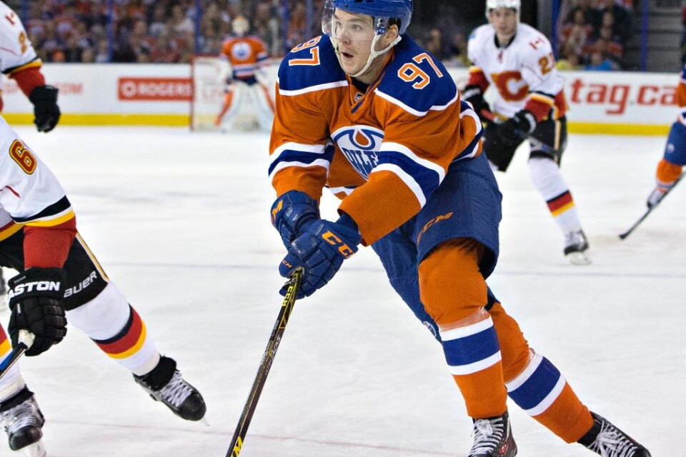 För Edmontons kanadensiske hockeytalang Connor McDavid är siffran 13 verkligen ett otursnummer. För i sin 13:e NHL-match i karriären skadade han axeln och blir borta en längre tid. Det var i slutet av andra perioden i 4-2-matchen mot Philadelphia som Mc
