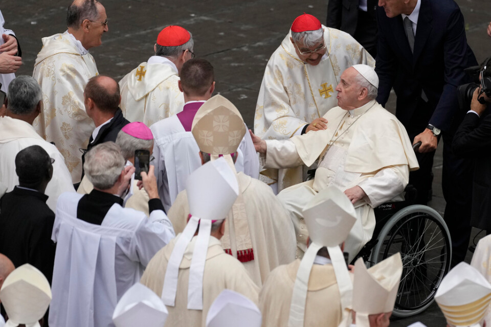Påve Franciskus möter kardinaler och biskopar efter saligförklaringen av den tidigare påven Johannes Paulus 1.