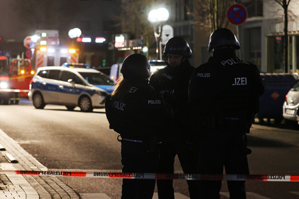 Polis spärrade av ett område kring ett vattenpipskafé i Hanau efter en skottlossning då flera personer dödades.