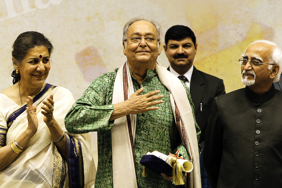 Den indiske skådespelaren Soumitra Chatterjee (mitten) gjorde över 300 filmer under sex decennier. Här tar han emot pris på filmfestivalen i New Delhi 2012. Arkivbild.