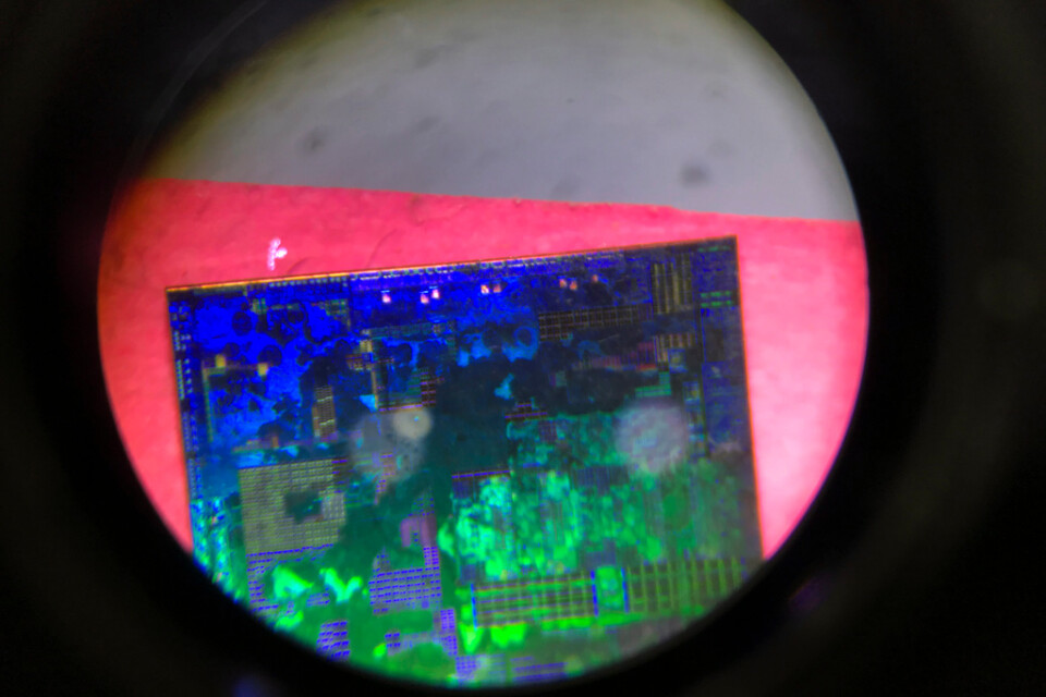 Ett kinesiskt datachip uppförstorat i ett mikroskop. Arkivbild.