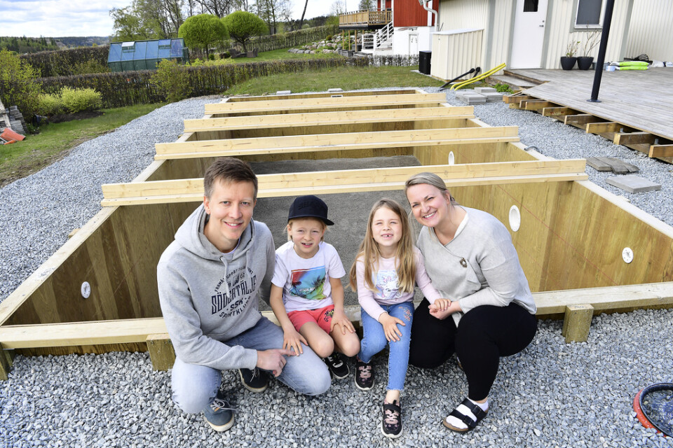 Nina Kippola och Joakim Segerstedt tillsammans med barnen Lovisa och Liam bygger just nu en utomhuspool på tomten i Enhörna utanför Södertälje. Man beräknar att ta premiärdoppet runt midsommar.