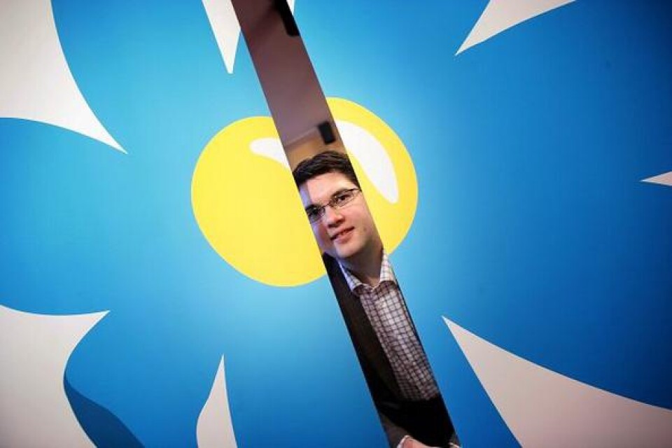 Jimmie Åkesson, sd-partiledare, kikar fram i partisymbolen. ARKIV: FREDRIK PERSSON/SCANPIX