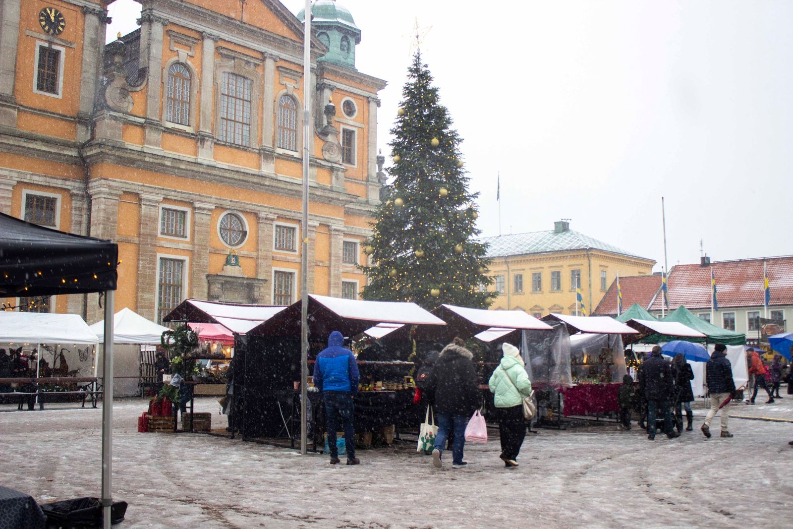Många besökare trotsade vädret för lite julmys på Stortorget.