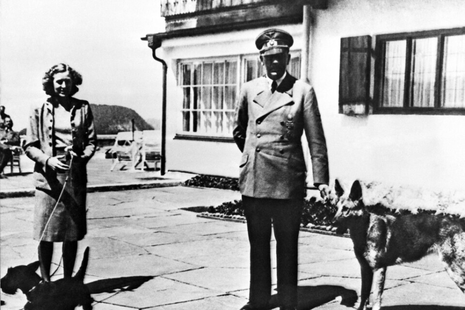 Adolf Hitler och hans Eva Braun på ett odaterat foto från Berghof.