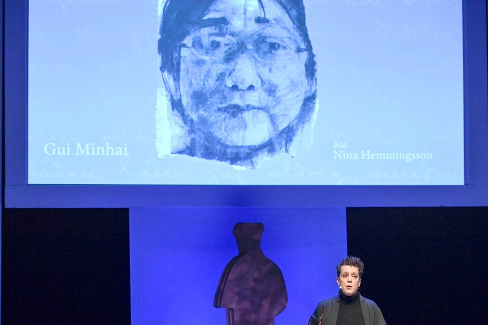 Eva Gedin ordförande i Svenska Förläggarföreningen talar om den fängslade förläggaren Gui Minhai under Augustgalan 2019 i Stockholms Konserthus.