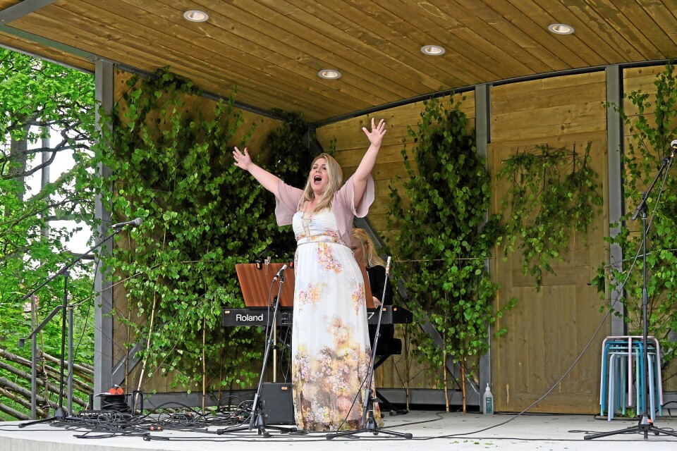 Många sökte sig till nationaldagsfirandet i Broby hembygdspark.Christina Nilsson, sopran, sjöng opera.