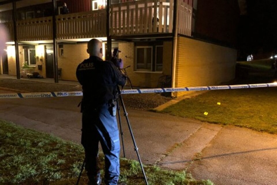 Polisen var snabbt på plats med en stor styrka efter skjutningen i Glimåkra.
