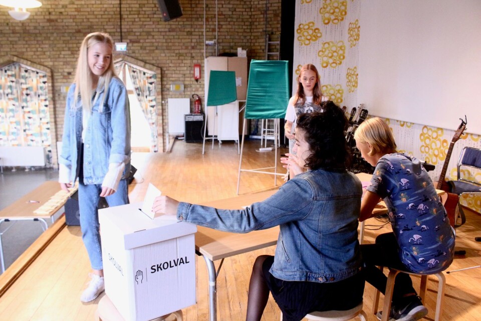 Ida Jonsson och Thea Burvall, 8A, röstar i skolvalet på Falkenbergsskolan, där Hampus Svensson och Nadine Törnkvist är röstmottagare.
