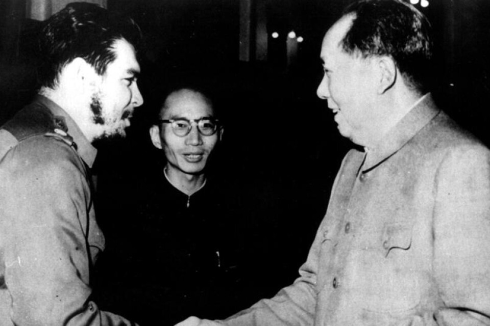 Che Guevara hälsar på Mao Zedong under ett besök i Kina.
