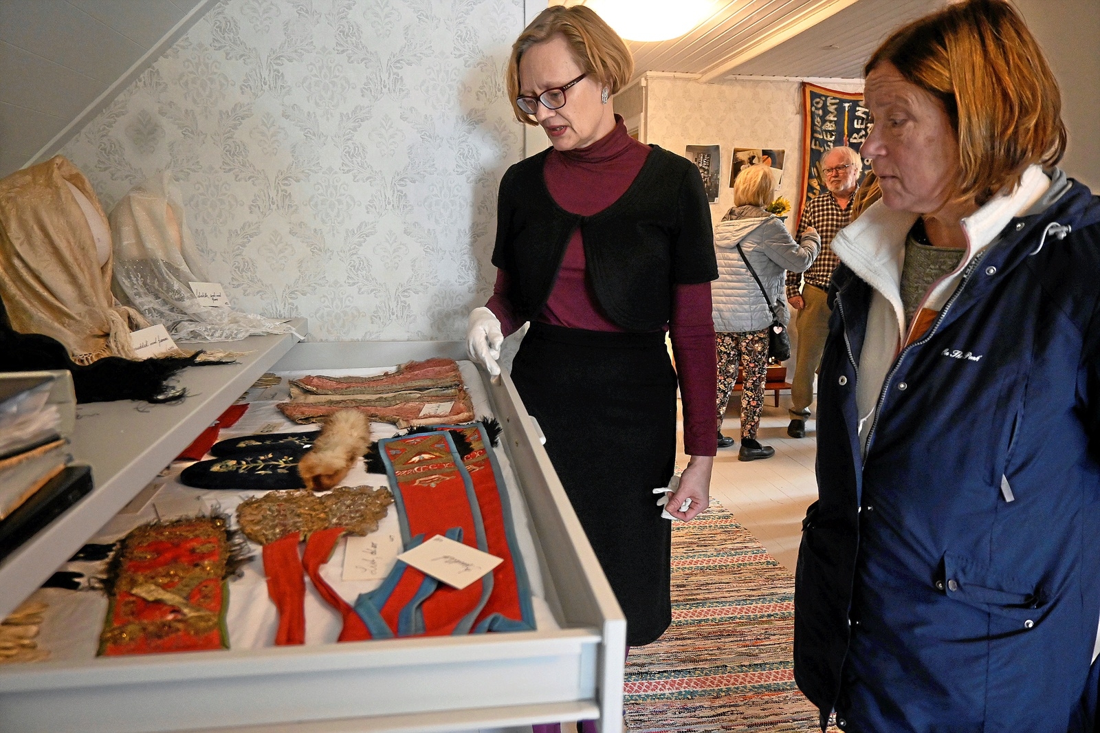 Charlotta Berg, som är mycket intresserad av kläder och folkdräkter, visar upp delar till folkdräkt för Anna-Lena Borging, vars mamma sytt Västra Göinge dräkten.