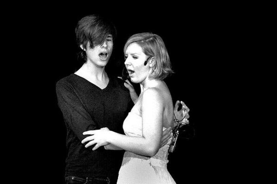 Sebastian Duran och Emma Melander i en kärleksduett ur West side story. Bild: Peter Åklundh