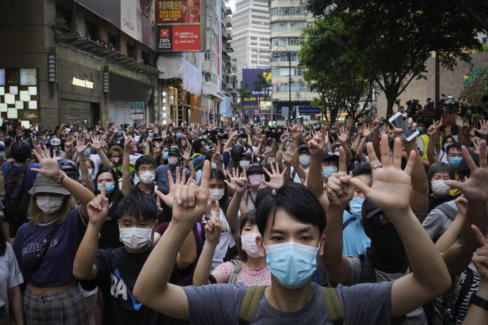 Hongkongbor demonstrerar mot Kinas nya säkerhetslag den 1 juli, då lagen trädde i kraft.