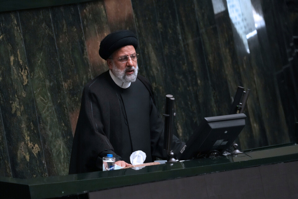 Irans president Ebrahim Raisi talar i parlamentet. Arkivbild.