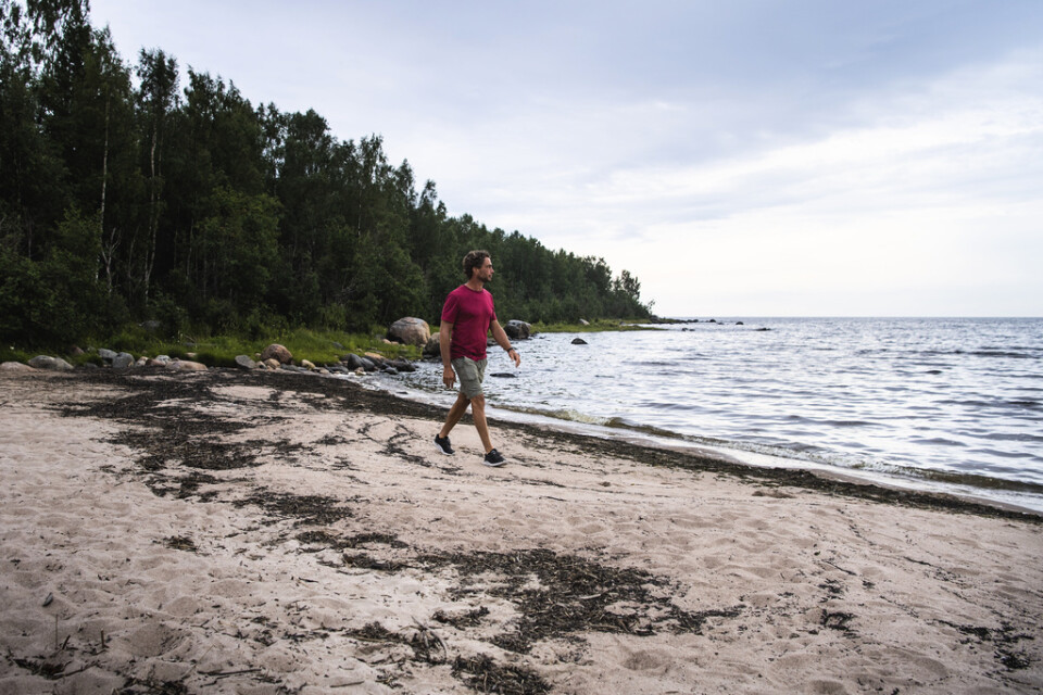 Anders Öfvergård promenerar vid en av stränderna där tävlingsmomenten kommer att äga rum i nästa säsong av "Robinson".