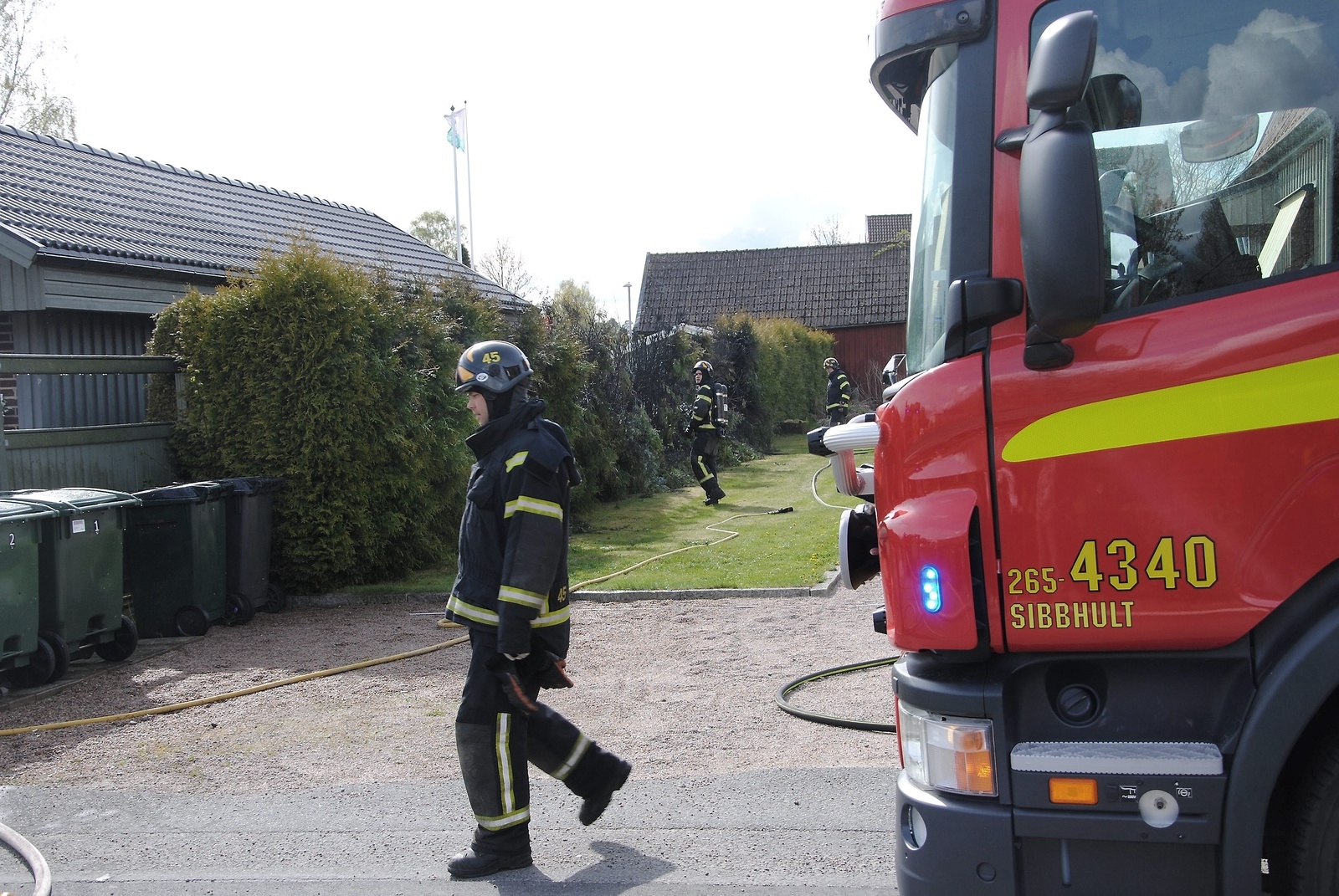 Brand i en häck mellan två hus på Sandgatan i Broby.