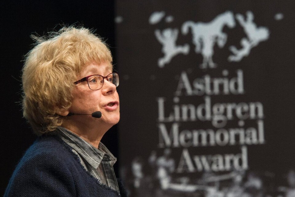 Almajuryns ordförande Boel Westin meddelar att årets Astrid Lindgrenpris går till Praesa. Foto: Fredrik Sandberg/TT