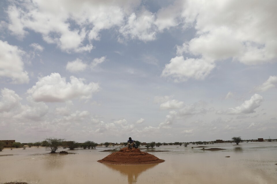 En sudanesisk man blickar ut över översvämningsdrabbade Osaylat, några mil sydöst om huvudstaden Khartum.