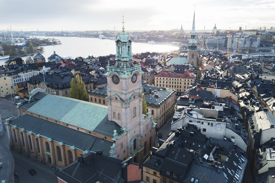 Hyrorna skulle öka mest i Storstockholm och Göteborg om hyressättningen blev friare, enligt Finanspolitiska rådet. På bilden syns Storkyrkan i Gamla stan i Stockholm med utsikt mot Saltsjön. Arkivbild.