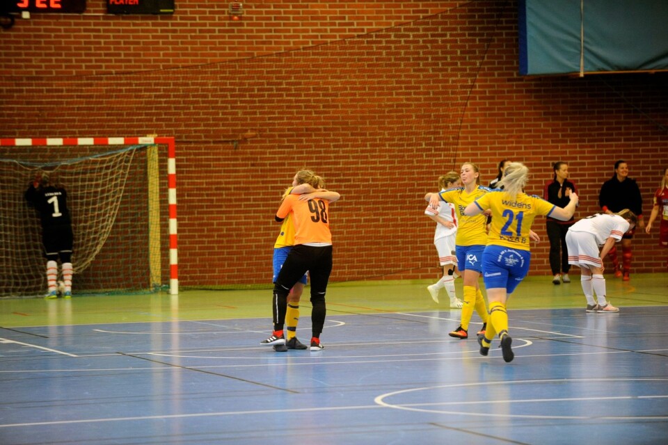 Team Södermöres målvakt Fanny Martinsson kramas om efter att ha avgjort förlängningen mot Stina Svedenås (längst till höger) Lerkaka. Kvartsfinal nummer fyra blev turneringens mest underhållande match.